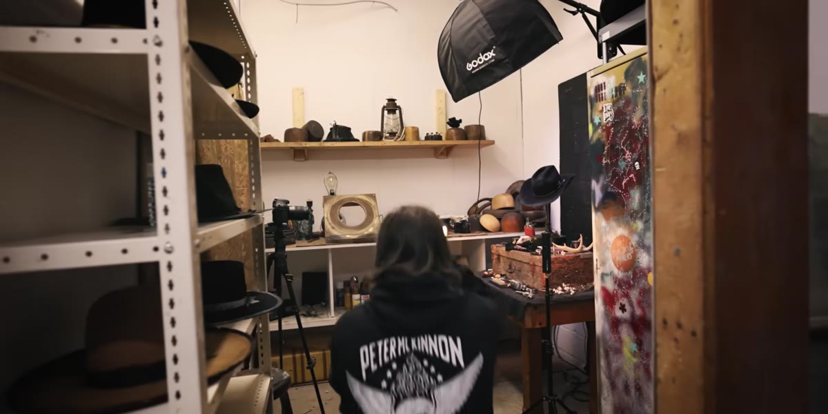 McKinnon pointing out the longer axis of the room as the better shooting direction