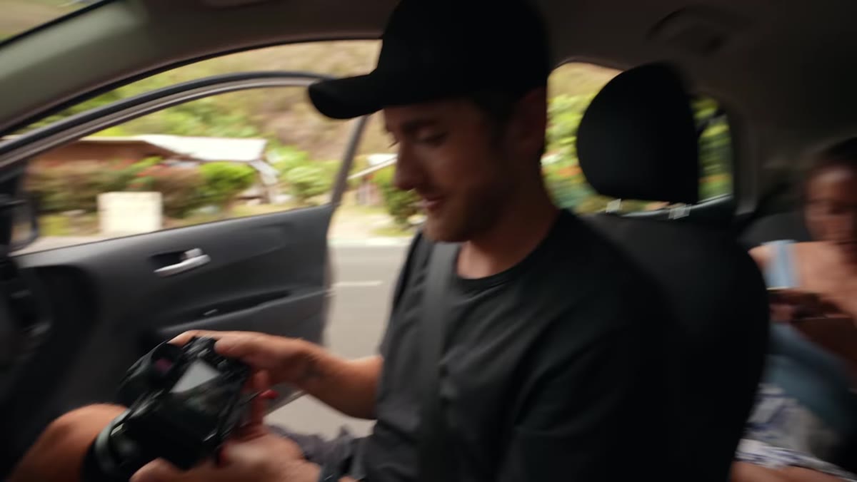 Pierre switches to 85mm lens for the vendor portrait shot