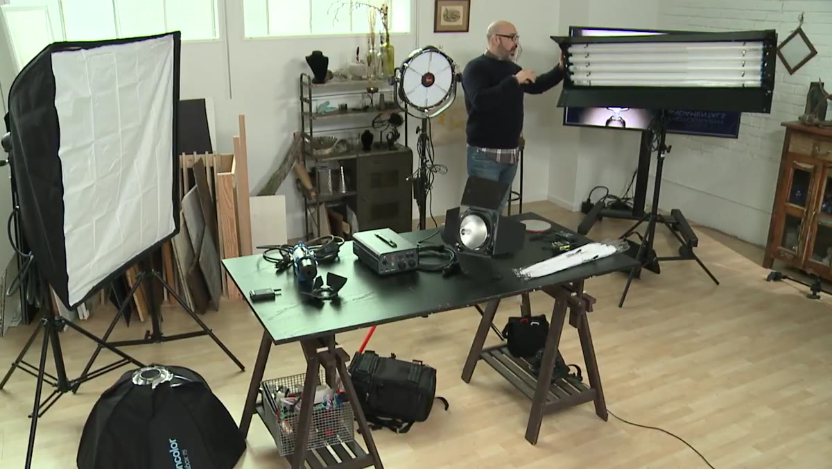 Scrivani holding the Kino Flo and describing its size relative to newer LED options