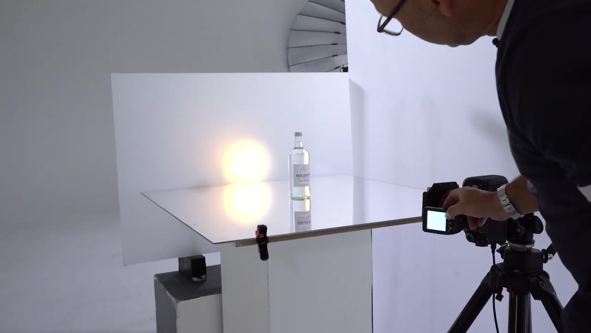 Manual power controls visible on speedlite unit