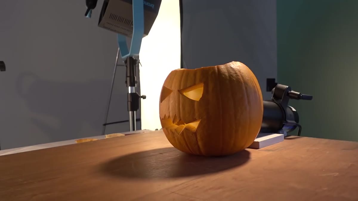 Broncolor flooter pointed at background creating gradient glow