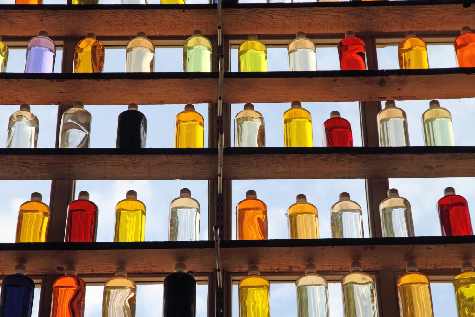 Why Your Bottle Photos Look Flat (And the Two-Light Fix That Changes Everything)