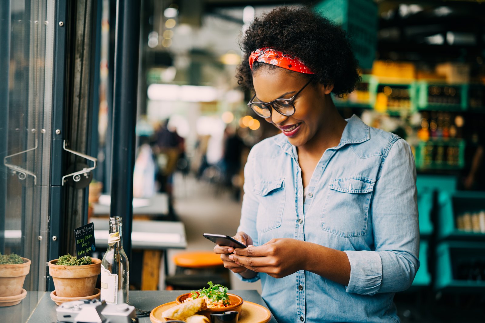 Why Your Food Photos Look Flat (And the Two-Light Fix That Changes Everything)